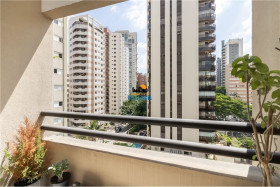 Apartamento com 2 Quartos à Venda,  em Moema - São Paulo