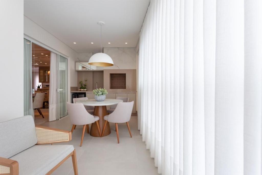 Foto do imóvel Apartamento com 3 Quartos à Venda, 135 m² em Meia Praia - Itapema