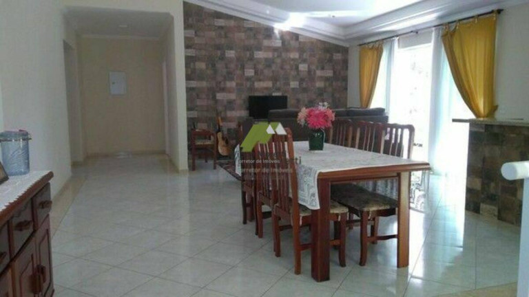 Imagem Casa com 3 Quartos à Venda, 240 m²