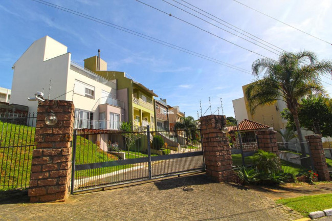 Foto do imóvel Casa com 3 Quartos à Venda, 240 m² em Vila Nova - Porto Alegre