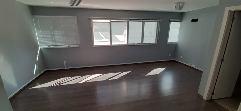 Foto do imóvel Sala Comercial à Venda, 32 m² em Menino Deus - Porto Alegre Foto do imóvel Sala Comercial à Venda, 32 m² em Menino Deus - Porto Alegre