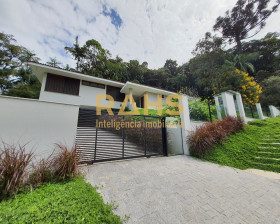 Casa com 3 Quartos à Venda, 300 m² em América - Joinville