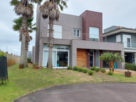 Casa com 4 Quartos à Venda, 764 m² em Atlântida Sul - Osório