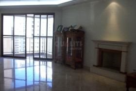 Apartamento com 4 Quartos para Alugar, 240 m² em Moema - São Paulo