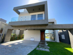 Casa com 4 Quartos à Venda, 307 m² em Xangri-lá