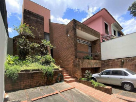 Casa com 4 Quartos à Venda, 270 m² em Jardim Peri Peri - São Paulo