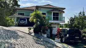 Casa com 6 Quartos à Venda,  em Itaipú - Niterói