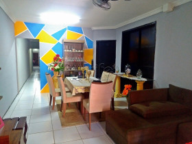 Casa com 5 Quartos à Venda, 289 m² em Montese - Fortaleza