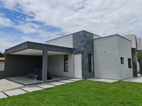 Casa com 3 Quartos à Venda, 134 m² em Parque São Luís - Taubaté