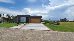 Casa com 3 Quartos à Venda, 645 m² em Atlântida Sul - Osório
