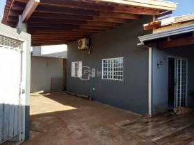 Casa com 3 Quartos à Venda,  em Residencial Oliveira - Campo Grande