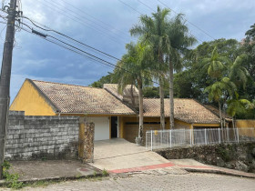 Casa de Vila com 5 Quartos à Venda, 630 m² em Morro Da Cruz - Florianópolis