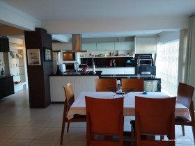Casa com 3 Quartos à Venda, 361 m² em Trindade - Florianópolis