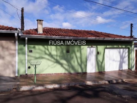 Casa com 3 Quartos à Venda,  em Centro - São Simão