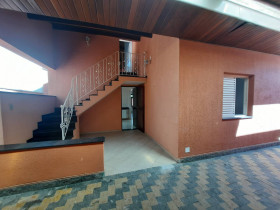 Casa com 4 Quartos para Alugar, 250 m² em Independência - Taubaté
