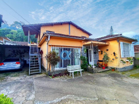 Casa com 4 Quartos à Venda, 200 m² em Mosela - Petrópolis