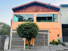 Casa com 3 Quartos à Venda, 180 m² em Jardim Guanhembu - São Paulo