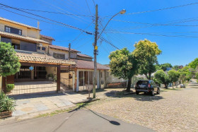 Casa com 3 Quartos à Venda,  em Cavalhada - Porto Alegre