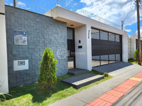 Casa com 3 Quartos à Venda,  em Jardim Montevidéu - Campo Grande