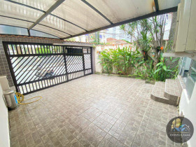 Casa com 2 Quartos para Alugar, 104 m² em Gonzaga - Santos