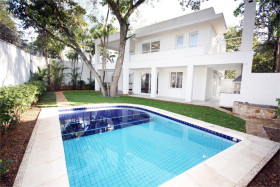 Casa de Condomínio com 4 Quartos à Venda,  em Jardim Petrópolis - São Paulo