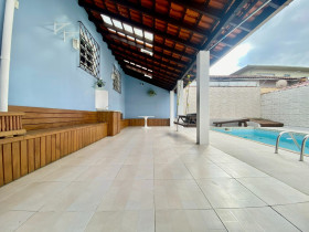 Casa com 3 Quartos à Venda, 181 m² em Barreiros - São José