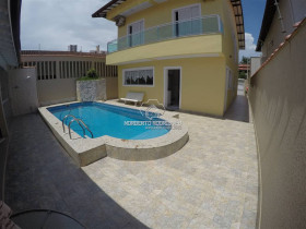 Sobrado com 4 Quartos à Venda, 232 m² em Guilhermina - Praia Grande