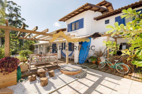 Casa com 5 Quartos à Venda, 478 m² em Daniela - Florianópolis