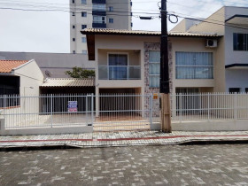 Casa com 4 Quartos à Venda, 240 m² em Balneário Piçarras