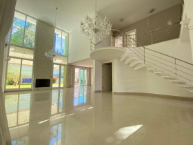 Casa com 4 Quartos para Alugar, 365 m² em Alphaville - Barueri