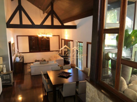 Casa com 4 Quartos à Venda, 460 m² em Itaipu - Niterói