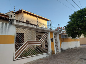 Casa com 4 Quartos à Venda, 272 m² em Capim Macio - Natal