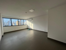 Sala Comercial à Venda ou Locação, 33 m² em Cremação - Belém